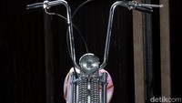 Lulut Wahyudi, pemilik Retro Classic Cycles tidak melulu mengeksplorasi budaya Yogyakarta. Kali ini, kekayaan warisan budaya di berbagai daerah di Indonesia ikut mewarnai inspirasinya. Kali ini, Lulut mengangkat warisan luhur budaya Cirebon.