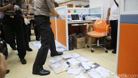 Polisi menyita barang bukti berupa uang dan dokumen-dokumen di Kantor Kementerian Perhubungan (Kemenhub).
