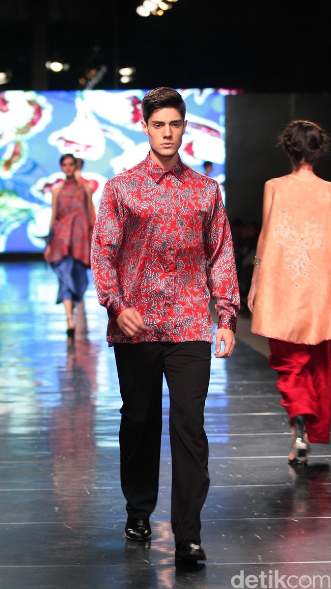 Koleksi Alleira dengan Eksplorasi Batik Jawa, yang mengusung tema Yavadvipa yang bertempat di Ballroom Dharmawangsa Hotel. Jakarta. [Foto: Mohammad Abduh/Wolipop]