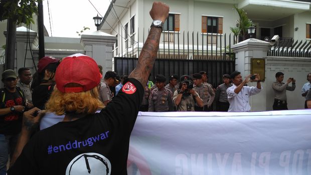 Kecam Duterte, Massa Korban Napza Demo di Depan Kedubes Filipina