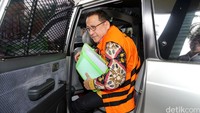 Turun dari mobil, Irman terlihat terburu-buru memasuki Gedung KPK.