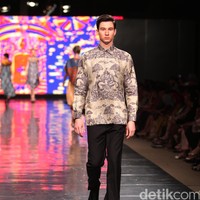 Koleksi Alleira dengan Eksplorasi Batik Jawa, yang mengusung tema Yavadvipa yang bertempat di Ballroom Dharmawangsa Hotel. Jakarta. [Foto: Mohammad Abduh/Wolipop]