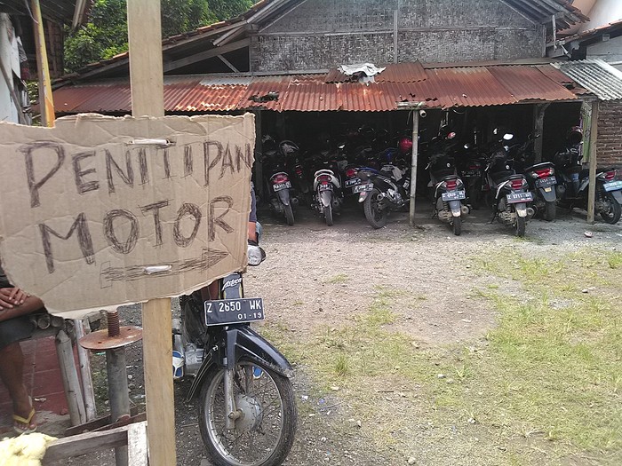 Jembatan Putrapinggan Ambles, Warga Siapkan Penitipan Kendaraan