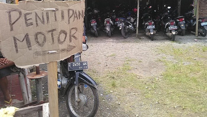 Jembatan Putrapinggan Ambles, Warga Pangadaran Buka Penitipan Kendaraan