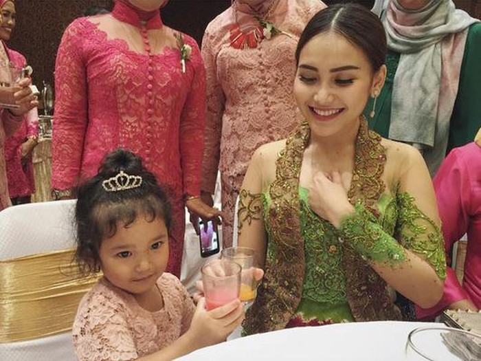 Lagi-lagi Baju Ayu Ting Ting Mirip dengan Keluarga Raffi Ahmad
