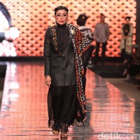 Koleksi Alleira dengan Eksplorasi Batik Jawa, yang mengusung tema Yavadvipa yang bertempat di Ballroom Dharmawangsa Hotel. Jakarta. [Foto: Mohammad Abduh/Wolipop]