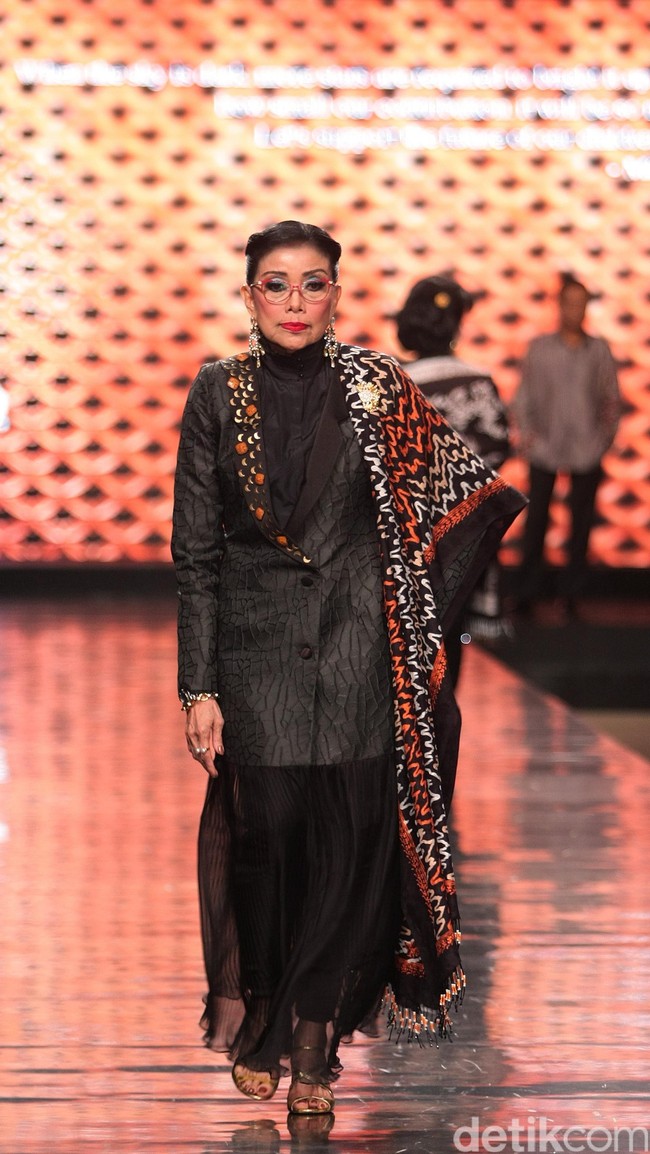 Koleksi Alleira dengan Eksplorasi Batik Jawa, yang mengusung tema Yavadvipa yang bertempat di Ballroom Dharmawangsa Hotel. Jakarta. [Foto: Mohammad Abduh/Wolipop]