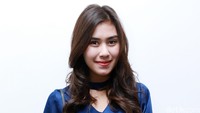Adik kandung Raffi Ahmad itu tampil dengan busana serba biru. Pool/Palevi S/detikFoto.