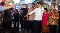 Presiden Jokowi didampingi Mendes PDTT Eko Sandjojo dan Gubernur DIY Sultan Hamengkubuwono X meninjau pembangunan saluran resapan air hujan di Desa Sidomukti, Godean, Sleman. Istimewa/Kemendes.