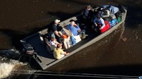 Warga di Lumberton, North Carolina, dievakuasi menggunakan perahu. Chris Keane/Reuters/detikFoto.