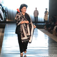 Koleksi Alleira dengan Eksplorasi Batik Jawa, yang mengusung tema Yavadvipa yang bertempat di Ballroom Dharmawangsa Hotel. Jakarta. [Foto: Mohammad Abduh/Wolipop]