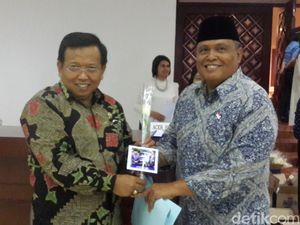 Curi Start, 2 Calon Pengganti Irman Ini Bagikan Mawar dan Buku Visi Misi