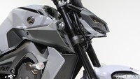 New MT-09 memiliki desain baru pada lampu. Saat memecah kegelapan, MT-09 memiliki dua mata alias lampu yang lebih lebar, new twin-eye LED headlights dengan desain terbaru yang lebih dinamis. Foto: Dadan Kuswaraharja