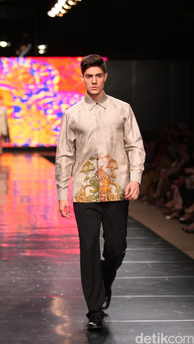 Koleksi Alleira dengan Eksplorasi Batik Jawa, yang mengusung tema Yavadvipa yang bertempat di Ballroom Dharmawangsa Hotel. Jakarta. [Foto: Mohammad Abduh/Wolipop]