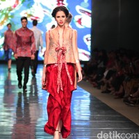 Koleksi Alleira dengan Eksplorasi Batik Jawa, yang mengusung tema Yavadvipa yang bertempat di Ballroom Dharmawangsa Hotel. Jakarta. [Foto: Mohammad Abduh/Wolipop]