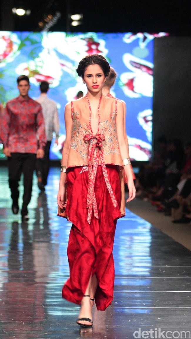 Koleksi Alleira dengan Eksplorasi Batik Jawa, yang mengusung tema Yavadvipa yang bertempat di Ballroom Dharmawangsa Hotel. Jakarta. [Foto: Mohammad Abduh/Wolipop]
