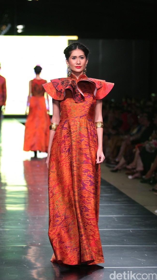 Koleksi Alleira dengan Eksplorasi Batik Jawa, yang mengusung tema Yavadvipa yang bertempat di Ballroom Dharmawangsa Hotel. Jakarta. [Foto: Mohammad Abduh/Wolipop]