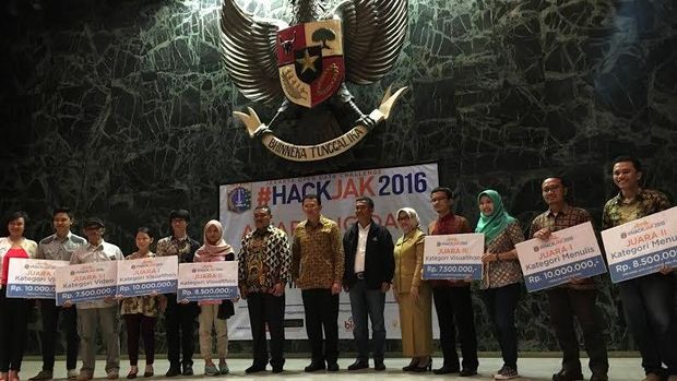 Ahok menyerahkan penghargaan didampingi Prasetio. (Foto: Ray Jordan/detikcom)