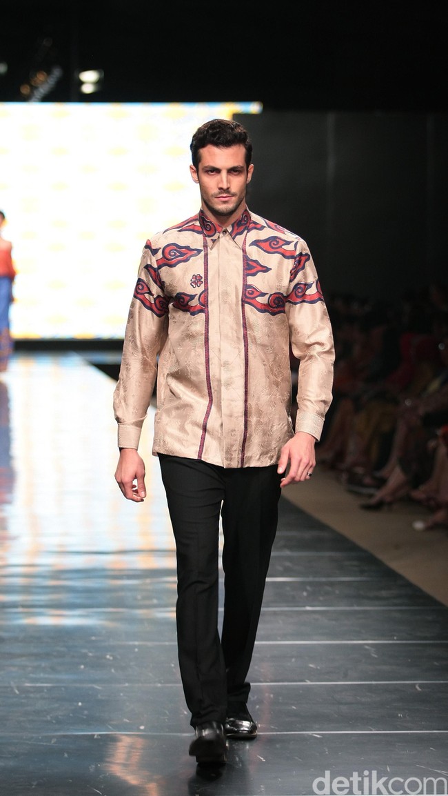Koleksi Alleira dengan Eksplorasi Batik Jawa, yang mengusung tema Yavadvipa yang bertempat di Ballroom Dharmawangsa Hotel. Jakarta. [Foto: Mohammad Abduh/Wolipop]