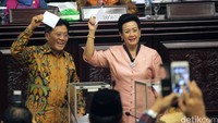 GKR Hemas memberikan hak suaranya.