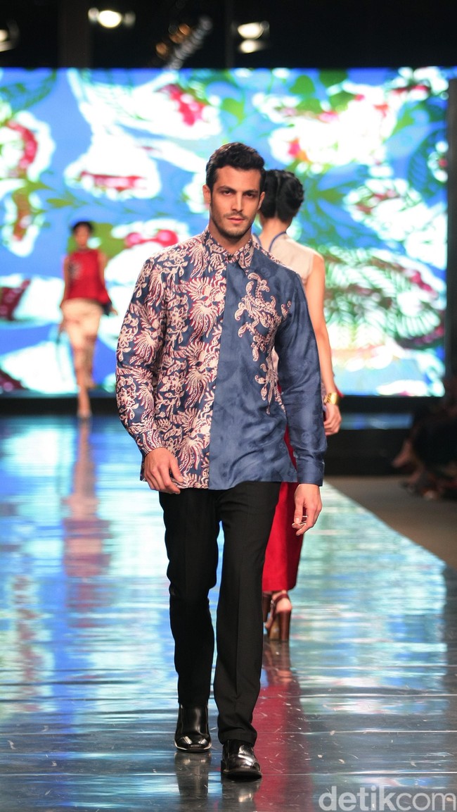 Koleksi Alleira dengan Eksplorasi Batik Jawa, yang mengusung tema Yavadvipa yang bertempat di Ballroom Dharmawangsa Hotel. Jakarta. [Foto: Mohammad Abduh/Wolipop]
