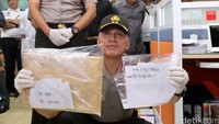 Kapolda Metro Jaya Irjen Pol Mochamad Iriawan menunjukkan barang bukti yang disita di kantor Kemenhub.