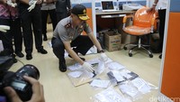 Polisi menemukan barang bukti uang tunai dalam kasus operasi tangkap tangan di Kantor Kemenhub.