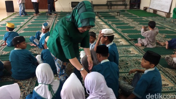 Ultah ke-58, Sylviana Bagikan Beras dan Uang ke Anak Yatim di Luar Batang
