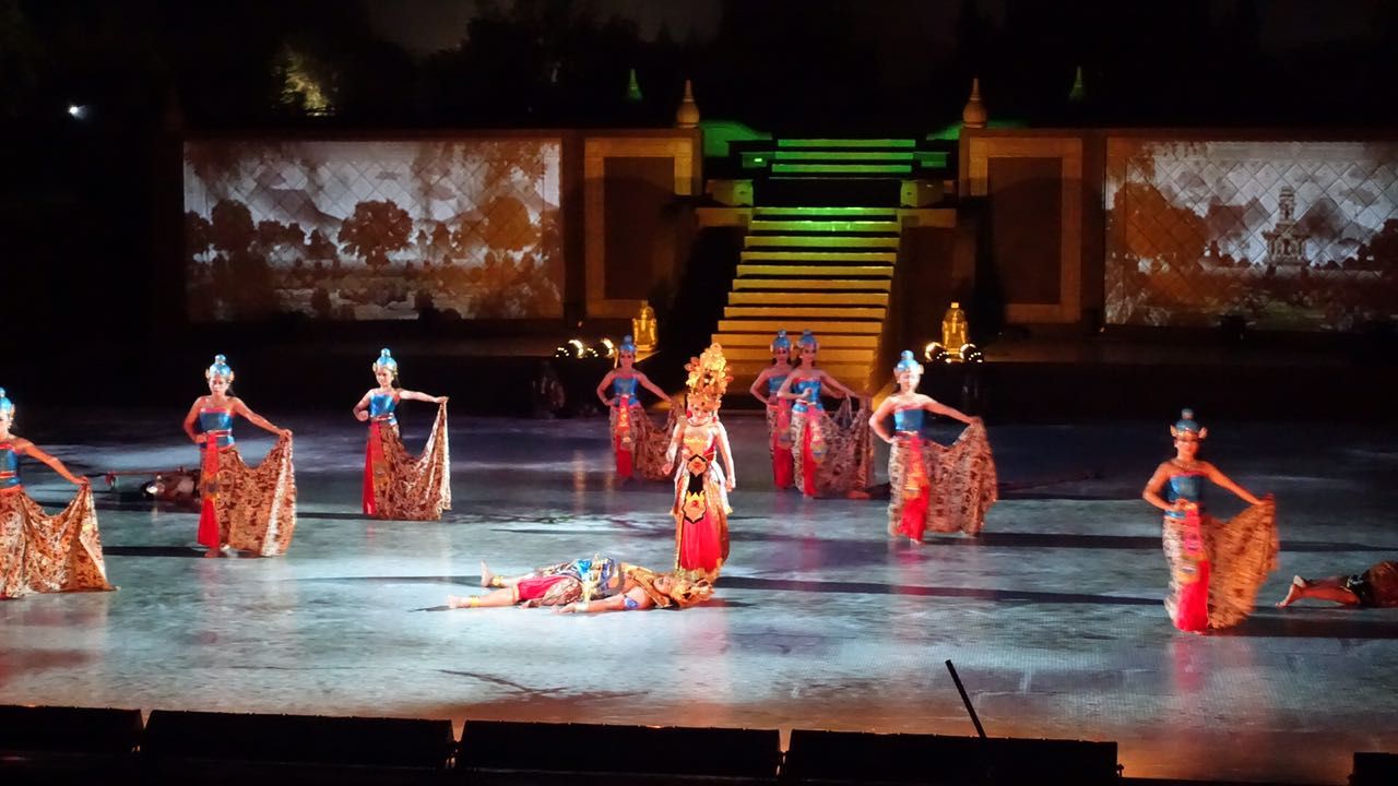 Menelusuri Sejarah Candi Prambanan dengan Video Mapping