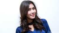Pesinetron berusia 22 tahun itu tampak malu-malu kala berpose di depan kamera. Pool/Palevi S/detikFoto.