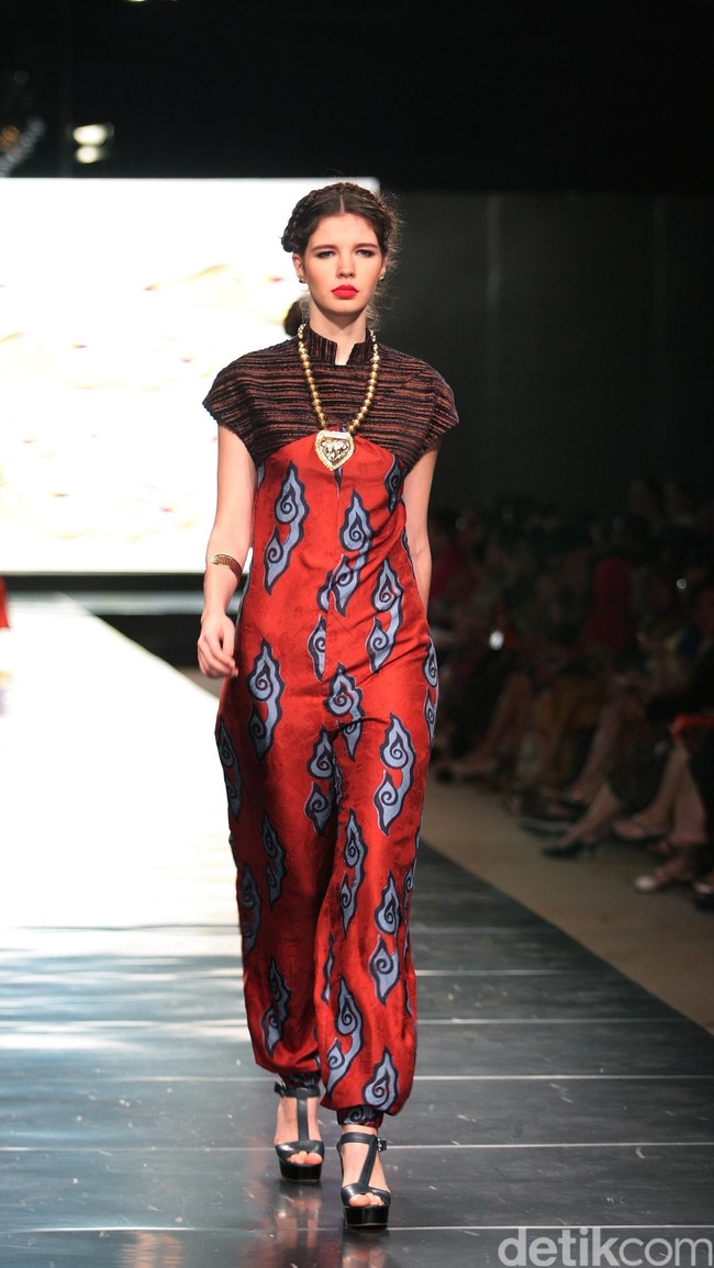 Koleksi Alleira dengan Eksplorasi Batik Jawa, yang mengusung tema Yavadvipa yang bertempat di Ballroom Dharmawangsa Hotel. Jakarta. [Foto: Mohammad Abduh/Wolipop]