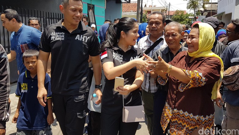 Kemesraan Agus Yudhoyono dan Annisa Pohan Saat Sapa Warga Koja Kemesraan Agus Yudhoyono dan Annisa Pohan Saat Sapa Warga Koja