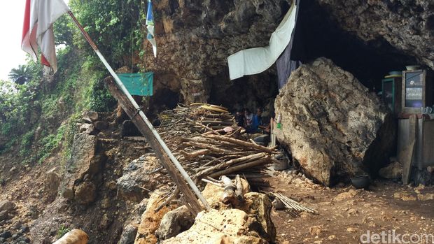 Mbah Sakijem tinggal di dalam gua selama 48 tahun.