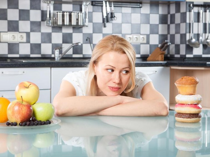 Tanda-tanda terlalu banyak makan lemak bisa diamati saat BAB/Foto: iStock Tanda-tanda terlalu banyak makan lemak bisa diamati saat BAB/Foto: iStock