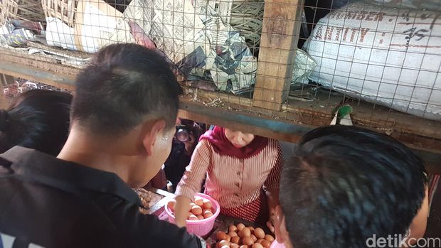 Agus Yudhoyono dan Annisa Pohan di Pasar Sindang (Foto: Yudhistira Amran Saleh/detikcom)