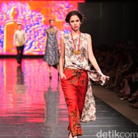 Koleksi Alleira dengan Eksplorasi Batik Jawa, yang mengusung tema Yavadvipa yang bertempat di Ballroom Dharmawangsa Hotel. Jakarta. [Foto: Mohammad Abduh/Wolipop]