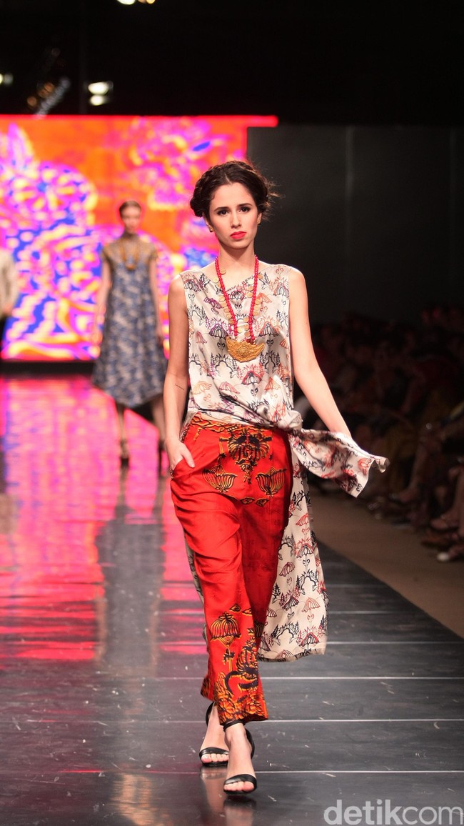 Koleksi Alleira dengan Eksplorasi Batik Jawa, yang mengusung tema Yavadvipa yang bertempat di Ballroom Dharmawangsa Hotel. Jakarta. [Foto: Mohammad Abduh/Wolipop]