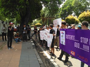 Kecam Kebijakan Duterte, Massa Korban Napza Demo di Depan Kedubes Filipina