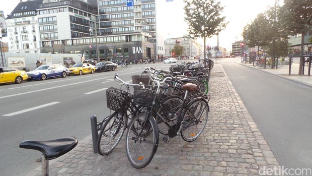 Negara yang Memanjakan Pesepeda, Warganya pun Bahagia 