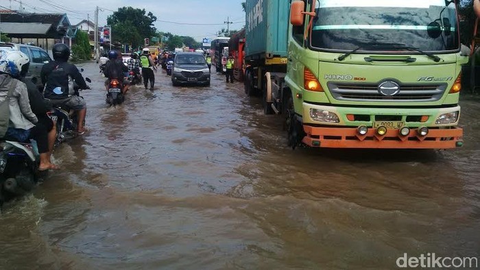 Dampak Banjir Pasuruan, Terminal Lumpuh hingga Tanggul Jebol