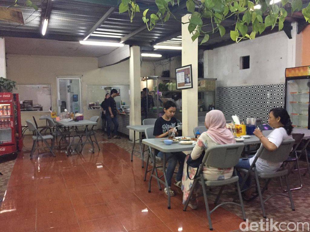 RM Indo Gaya Rasa Gurih Hangat Bihun Goreng Ayam Dan Martabak Duren RM Indo Gaya Rasa Gurih Hangat Bihun Goreng Ayam Dan Martabak Duren