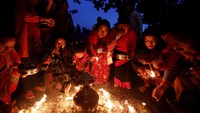 Menyalakan api adalah sebagai bagian dari ritual selama Dashain. Foto: Reuters/Navesh Chitrakar