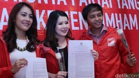 Ketua Umum PSI Grace Natalie bersama Ketua Dewan Pimpinan Pusat (DPP) PSI Isyana Bagus Oka, Sekjen PSI Raja Juli Antoni dan pimpinan DPP PSI menggelar konfrensi pers di Jakarta, Selasa (11/10/2016).