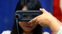 Seorang warga melakukan pemindaian retina mata saat perekaman e-KTP di Kelurahan Petamburan, Tanah Abang, Jakarta, Selasa (11/10/2016).