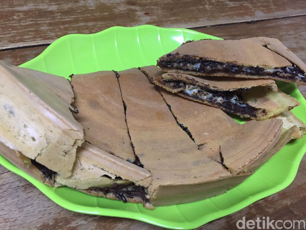 RM Indo Gaya Rasa: Gurih Hangat Bihun Goreng Ayam dan Martabak Duren Keju
