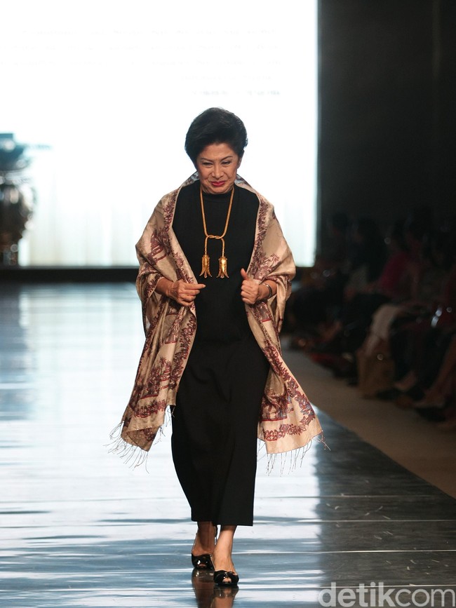 Koleksi Alleira dengan Eksplorasi Batik Jawa, yang mengusung tema Yavadvipa yang bertempat di Ballroom Dharmawangsa Hotel. Jakarta. [Foto: Mohammad Abduh/Wolipop]