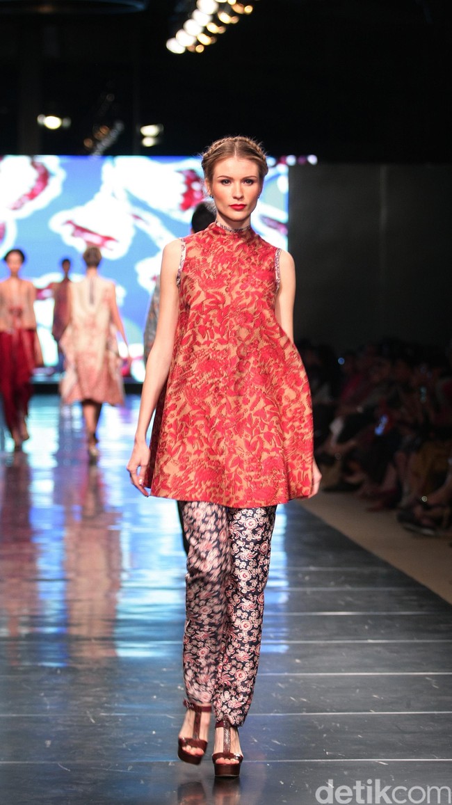 Koleksi Alleira dengan Eksplorasi Batik Jawa, yang mengusung tema Yavadvipa yang bertempat di Ballroom Dharmawangsa Hotel. Jakarta. [Foto: Mohammad Abduh/Wolipop]