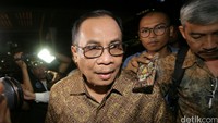 Irman diperiksa sebagai tersangka atas dugaan korupsi pengadaan paket penerapan KTP berbasis NIK pada tahun 2011 hingga 2012.