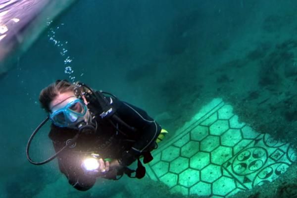 Penyelam di Kota Baia Kota Baia di bawah laut