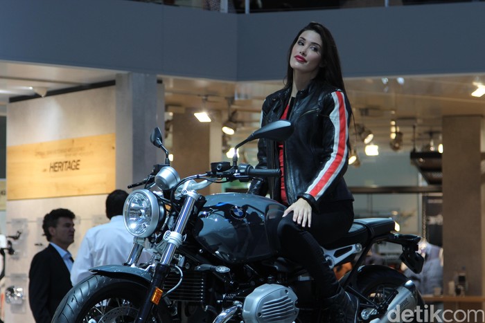 Gadis-gadis model di pameran Intermot, Koln, Jerman